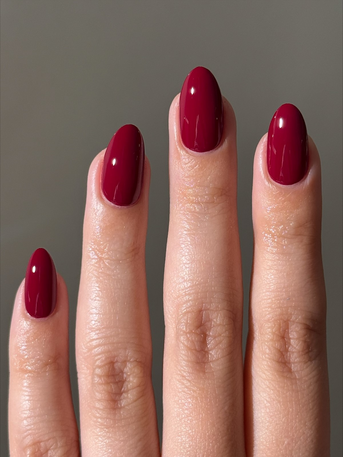 Кольори нігтів на 2026 рік, які роблять руки доглянутими