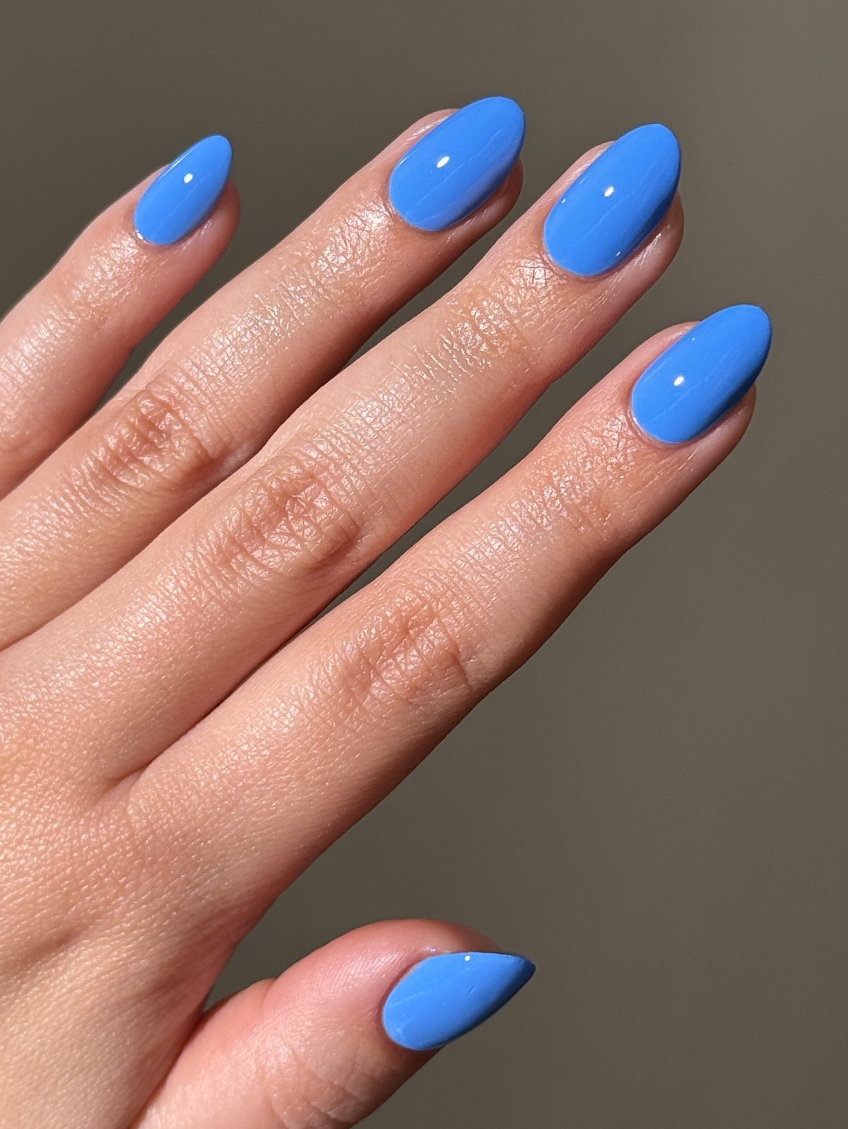 Кольори нігтів на 2026 рік, які роблять руки доглянутими