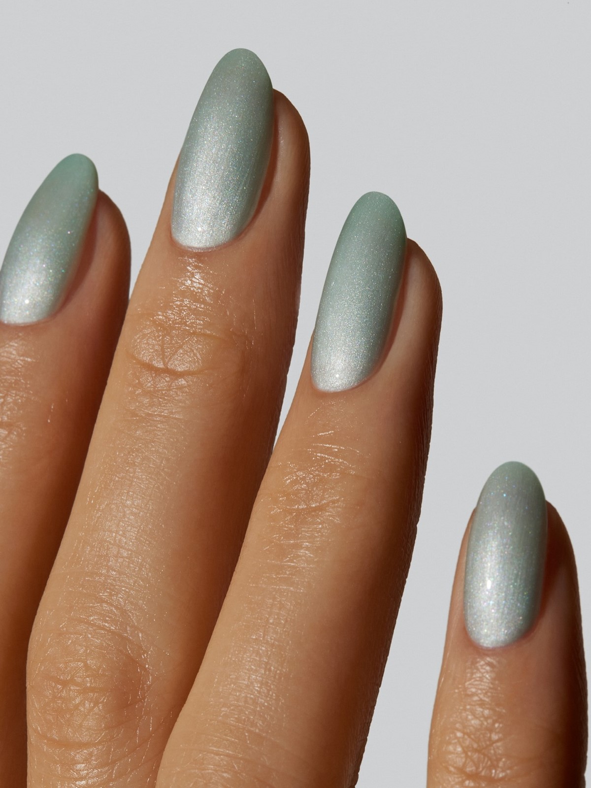 Кольори нігтів на 2026 рік, які роблять руки доглянутими