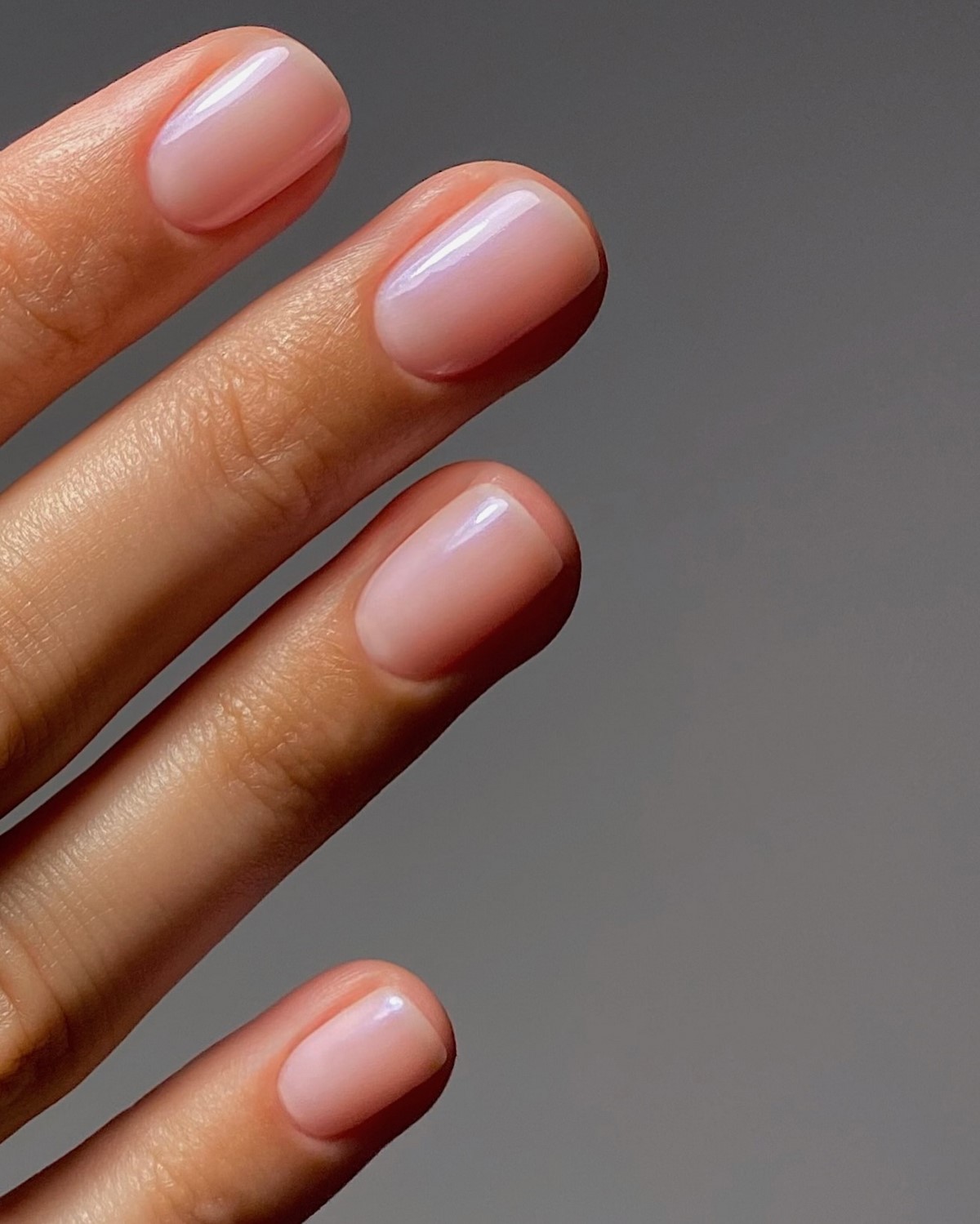 Кольори нігтів на 2026 рік, які роблять руки доглянутими