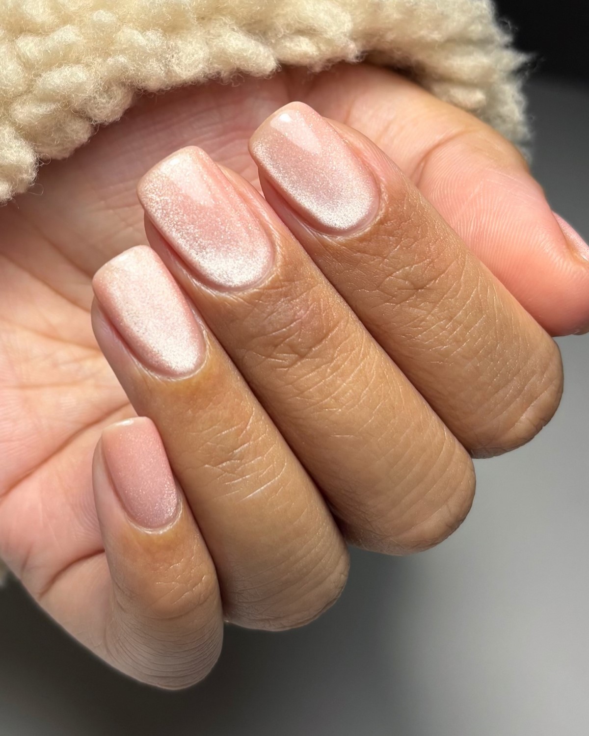 Кольори нігтів на 2026 рік, які роблять руки доглянутими