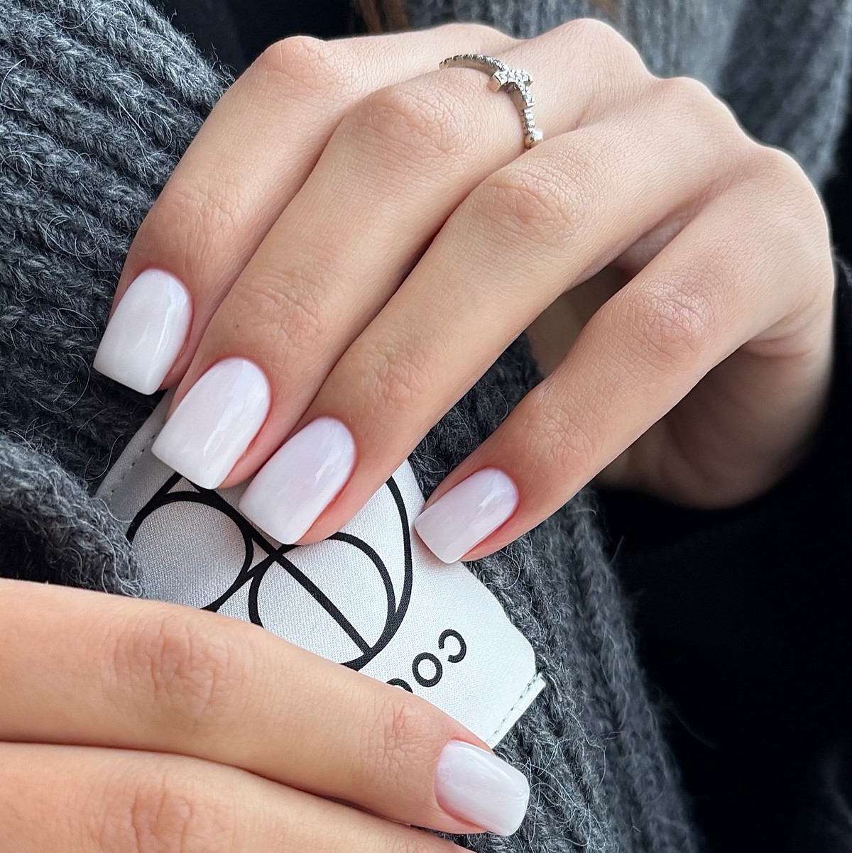 Кольори нігтів на 2026 рік, які роблять руки доглянутими