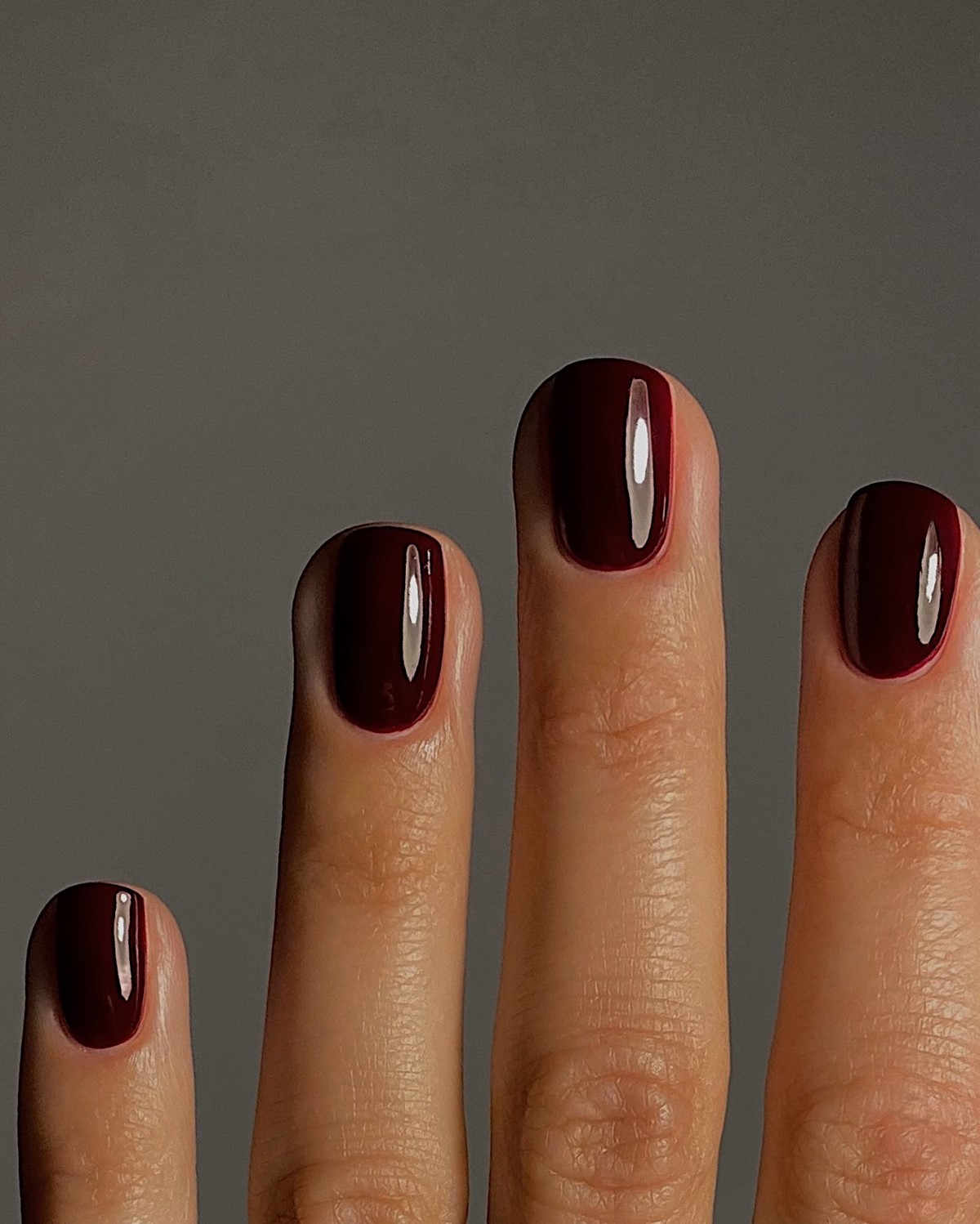 Кольори нігтів на 2026 рік, які роблять руки доглянутими