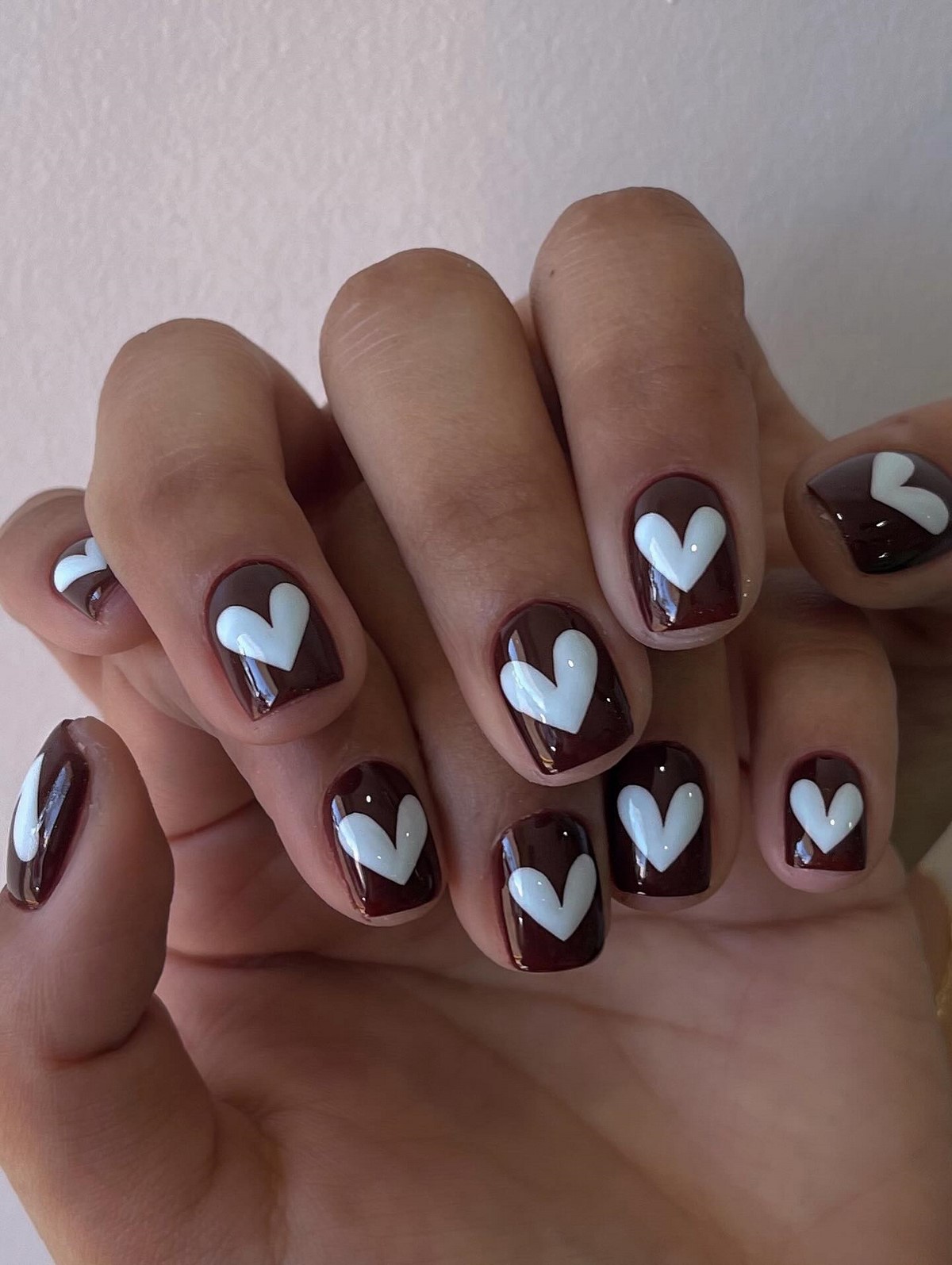 Сердечка на нігтях в лютому 2026: романтика на максимум
