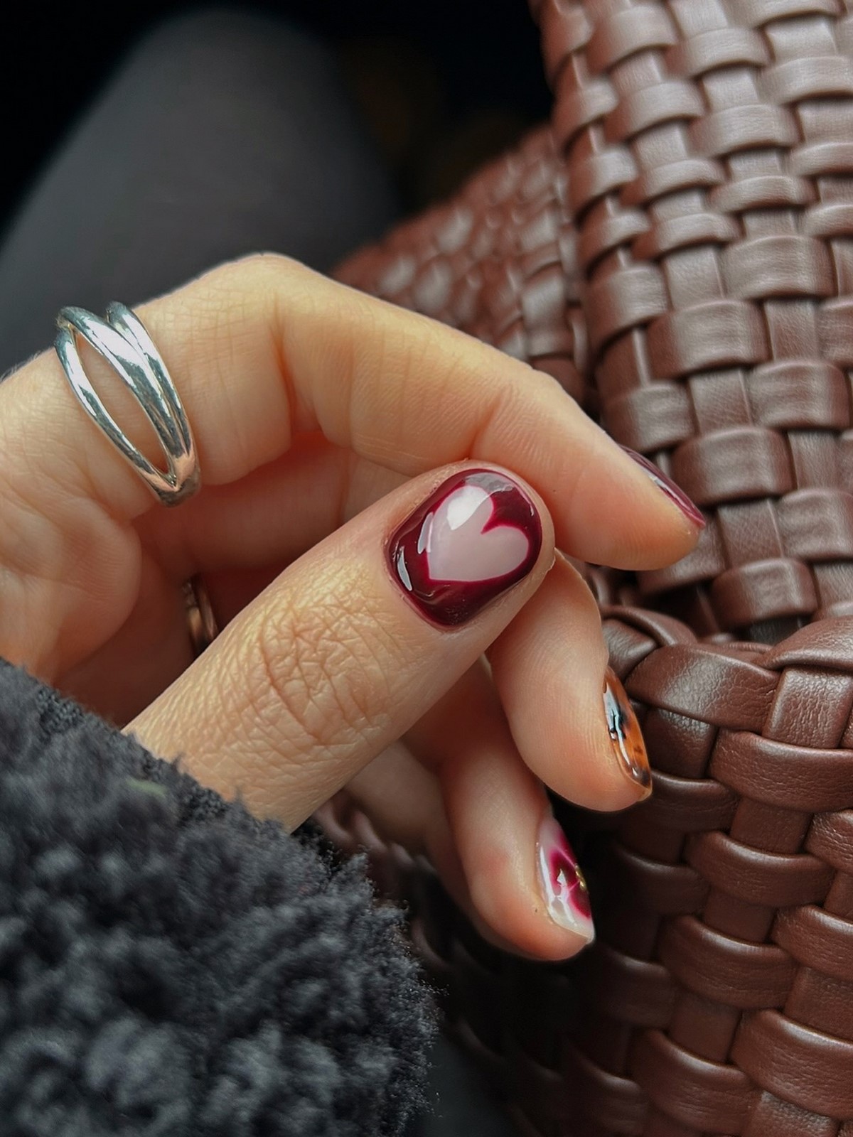 Сердечка на нігтях в лютому 2026: романтика на максимум