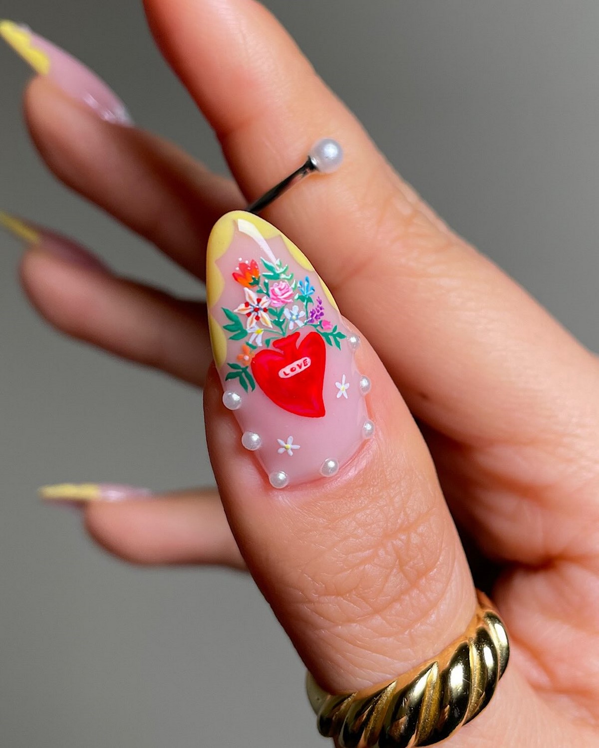 Сердечка на нігтях в лютому 2026: романтика на максимум