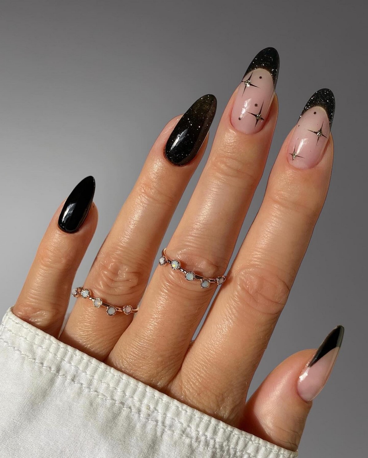 Темний манікюр лютого 2026 як головний акцент зими