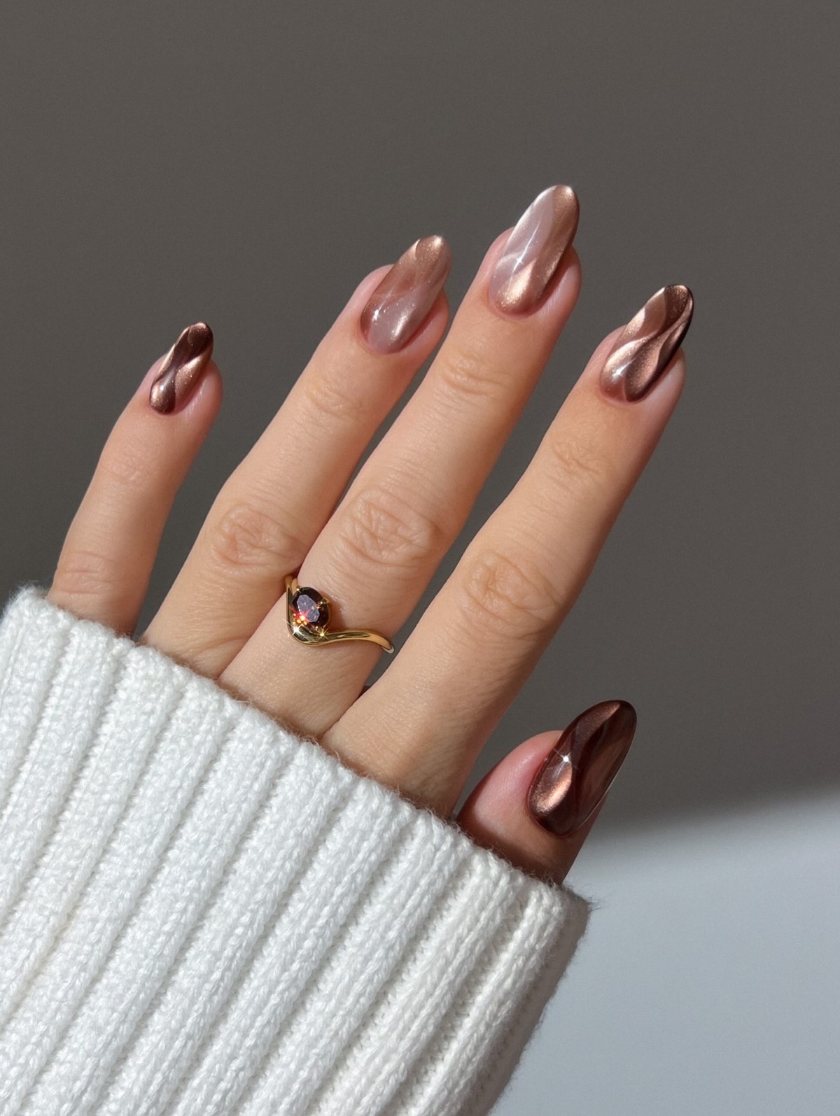 Темний манікюр лютого 2026 як головний акцент зими