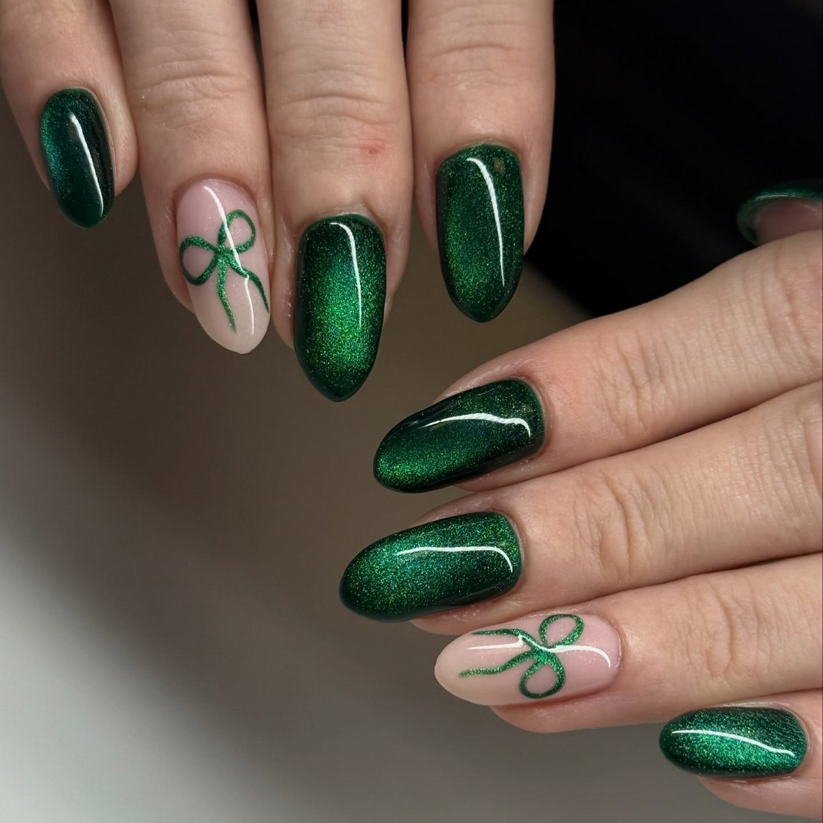 Темний манікюр лютого 2026 як головний акцент зими