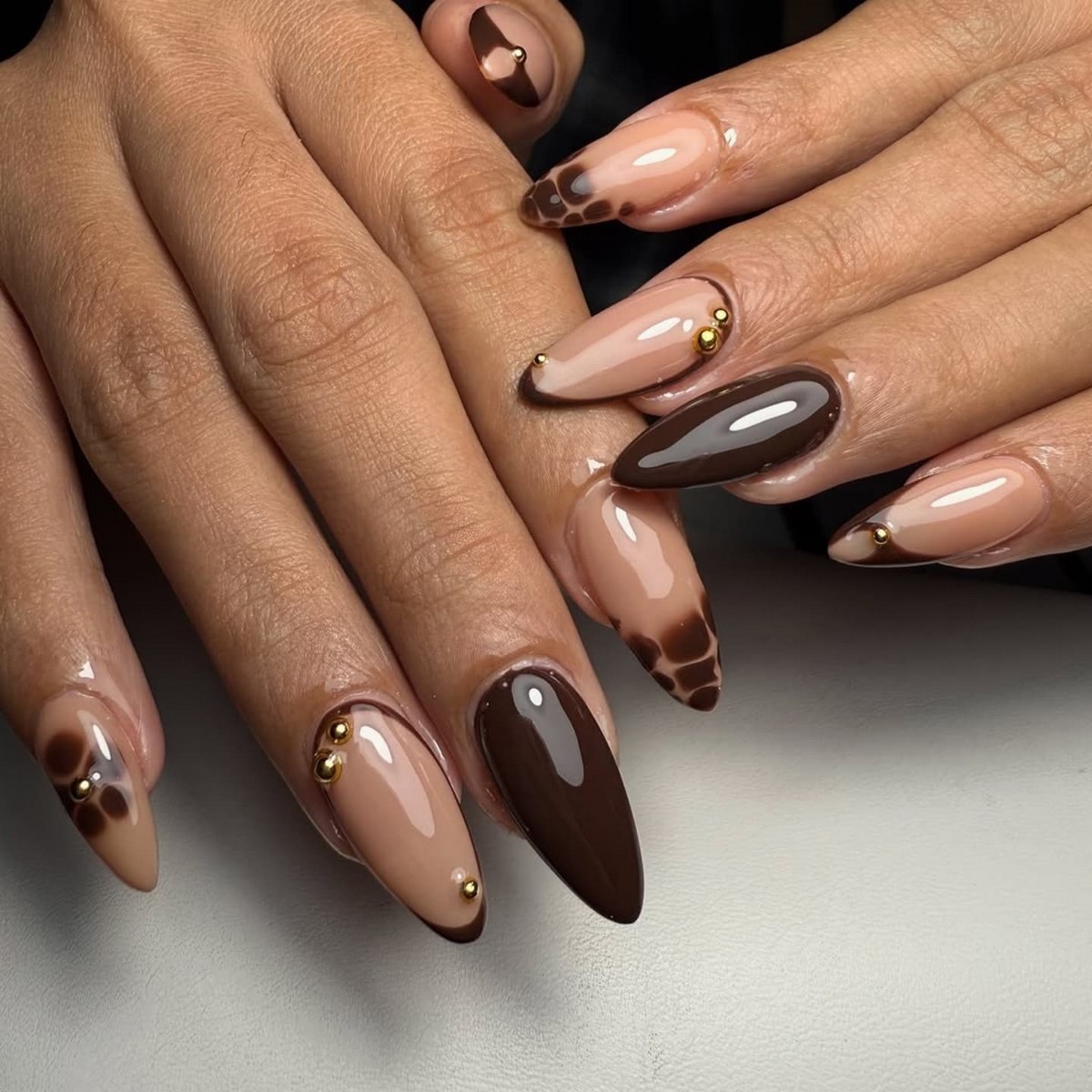 Темний манікюр лютого 2026 як головний акцент зими