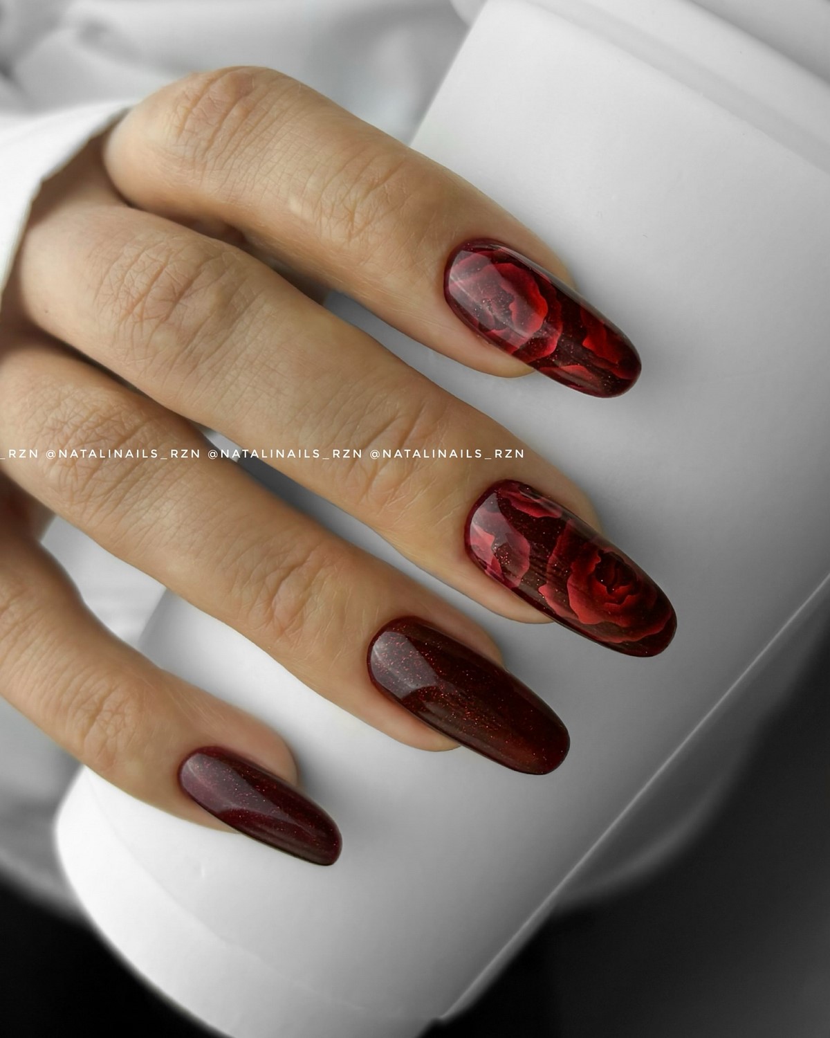 Темний манікюр лютого 2026 як головний акцент зими