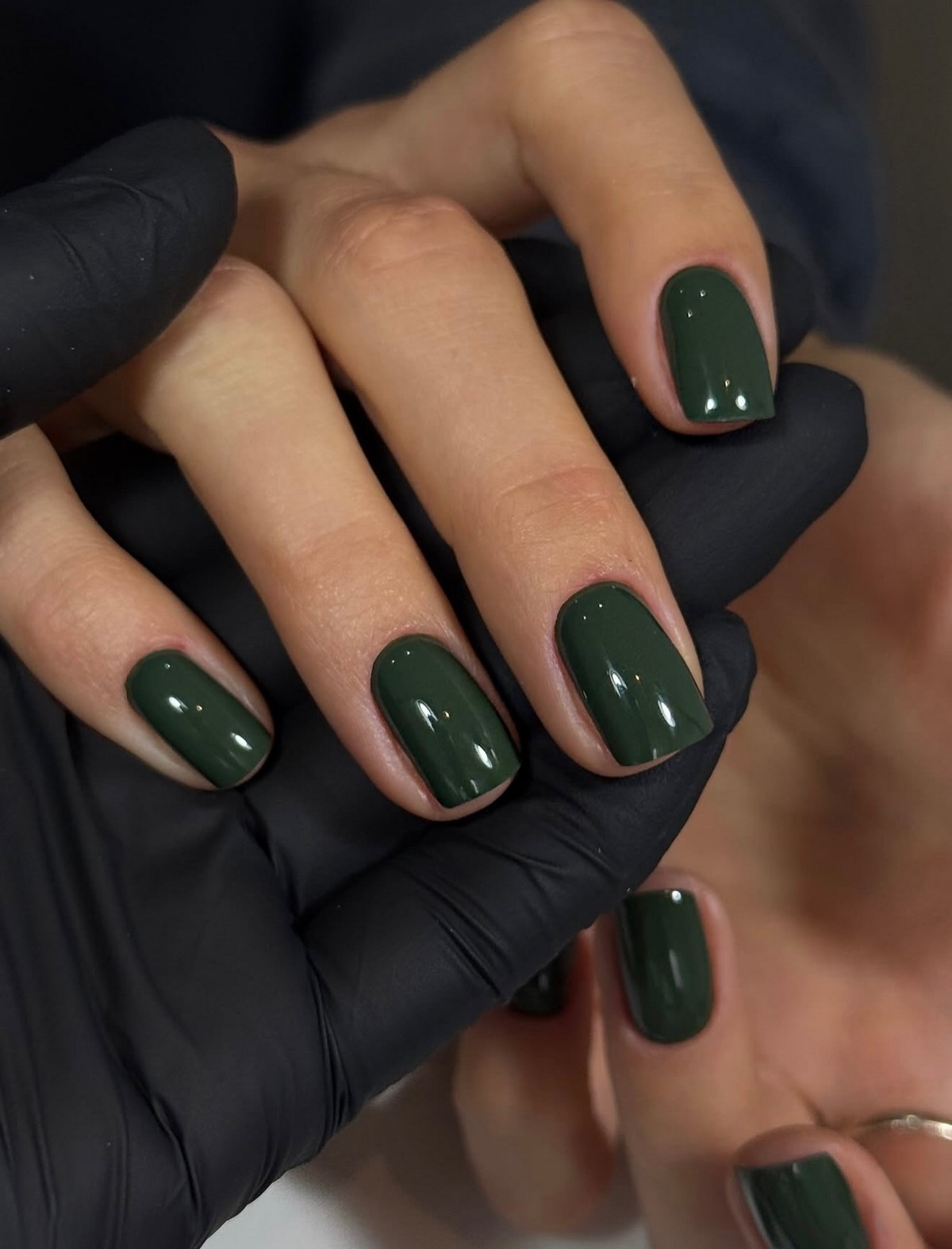 Темний манікюр лютого 2026 як головний акцент зими