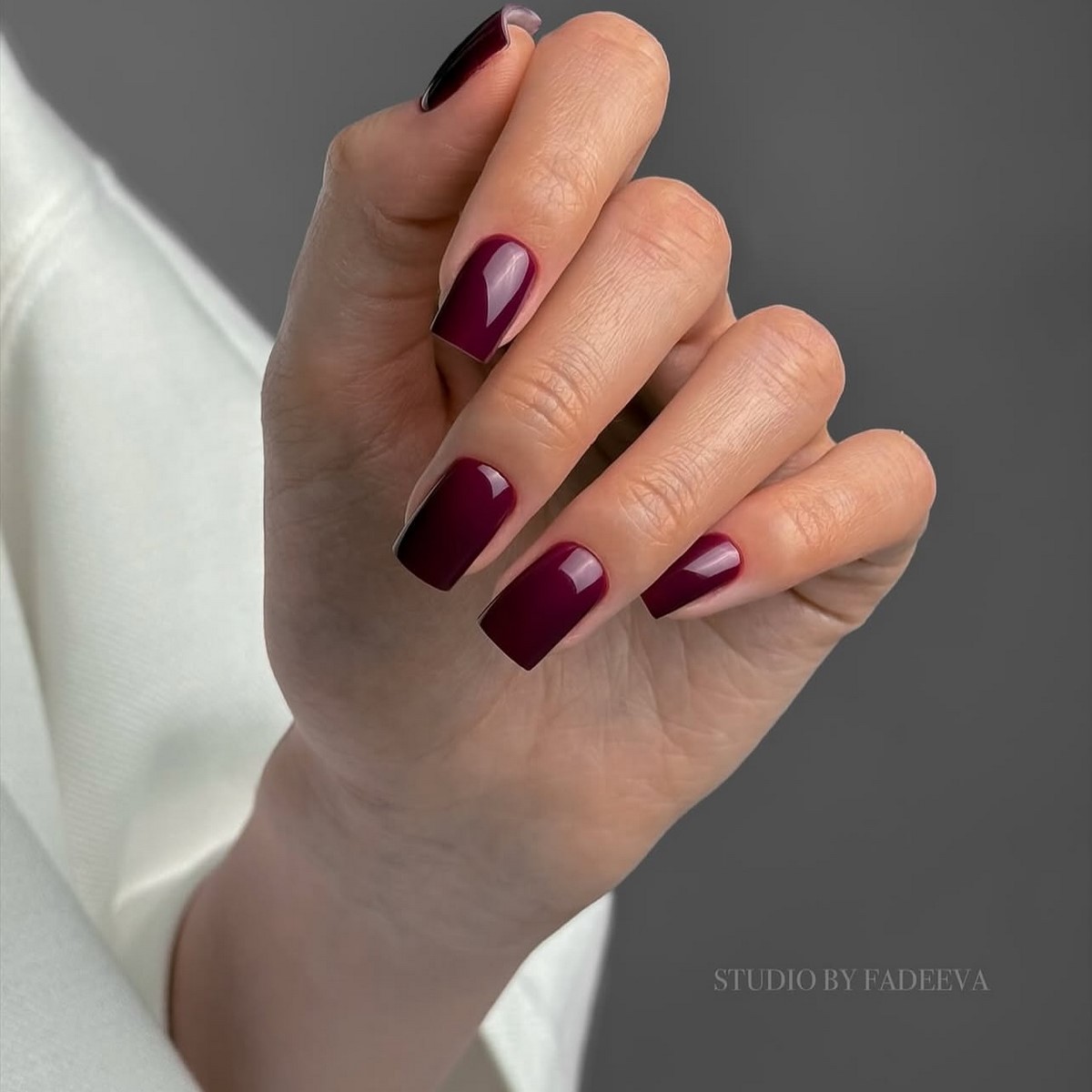 Темний манікюр лютого 2026 як головний акцент зими