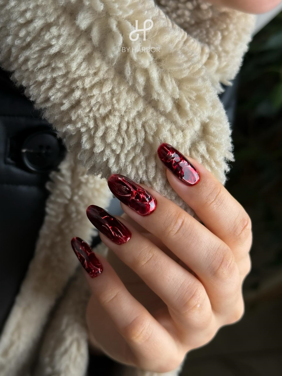 Темний манікюр лютого 2026 як головний акцент зими