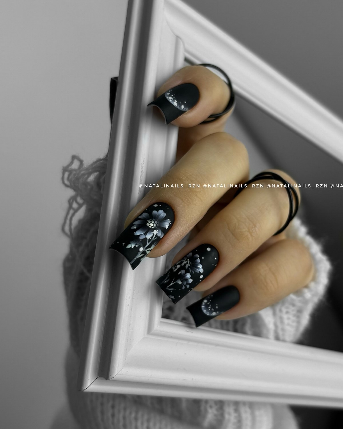 Темний манікюр лютого 2026 як головний акцент зими