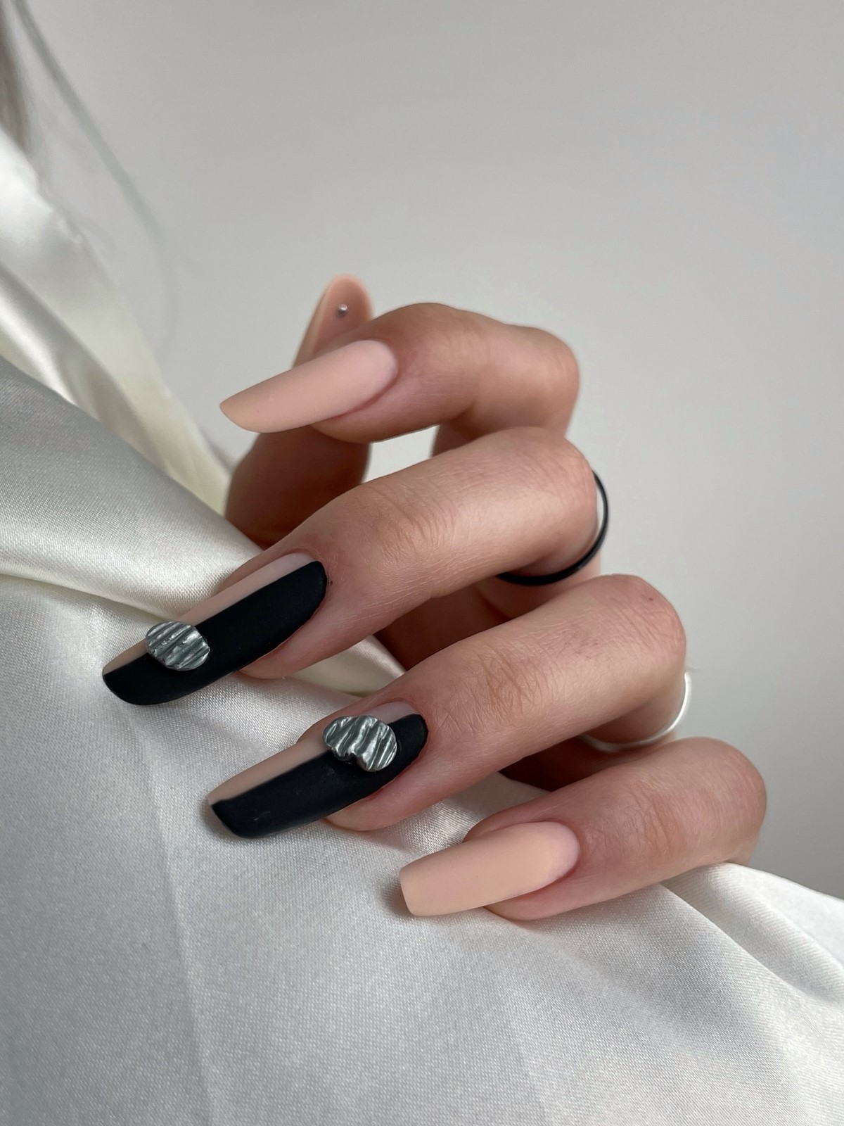 Темний манікюр лютого 2026 як головний акцент зими