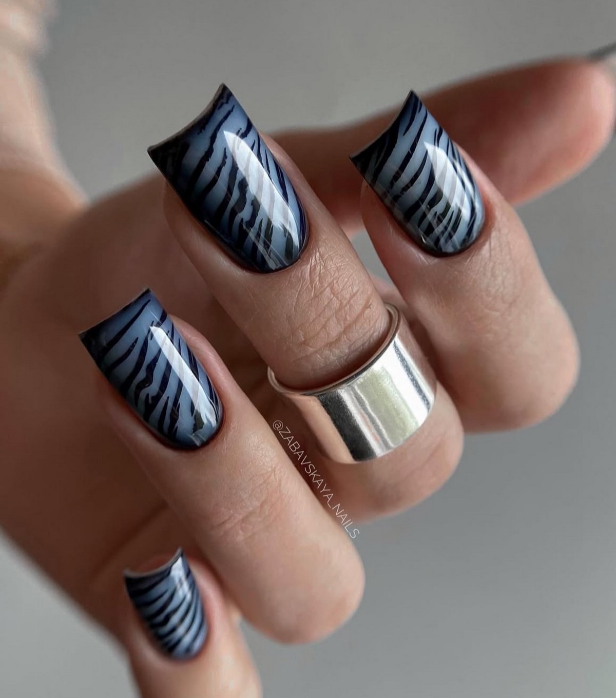 Темний манікюр лютого 2026 як головний акцент зими