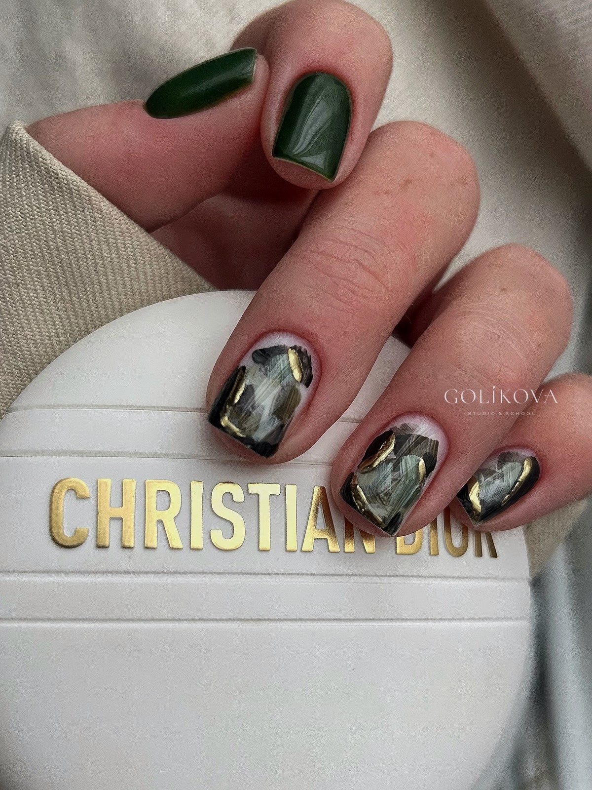 Темний манікюр лютого 2026 як головний акцент зими