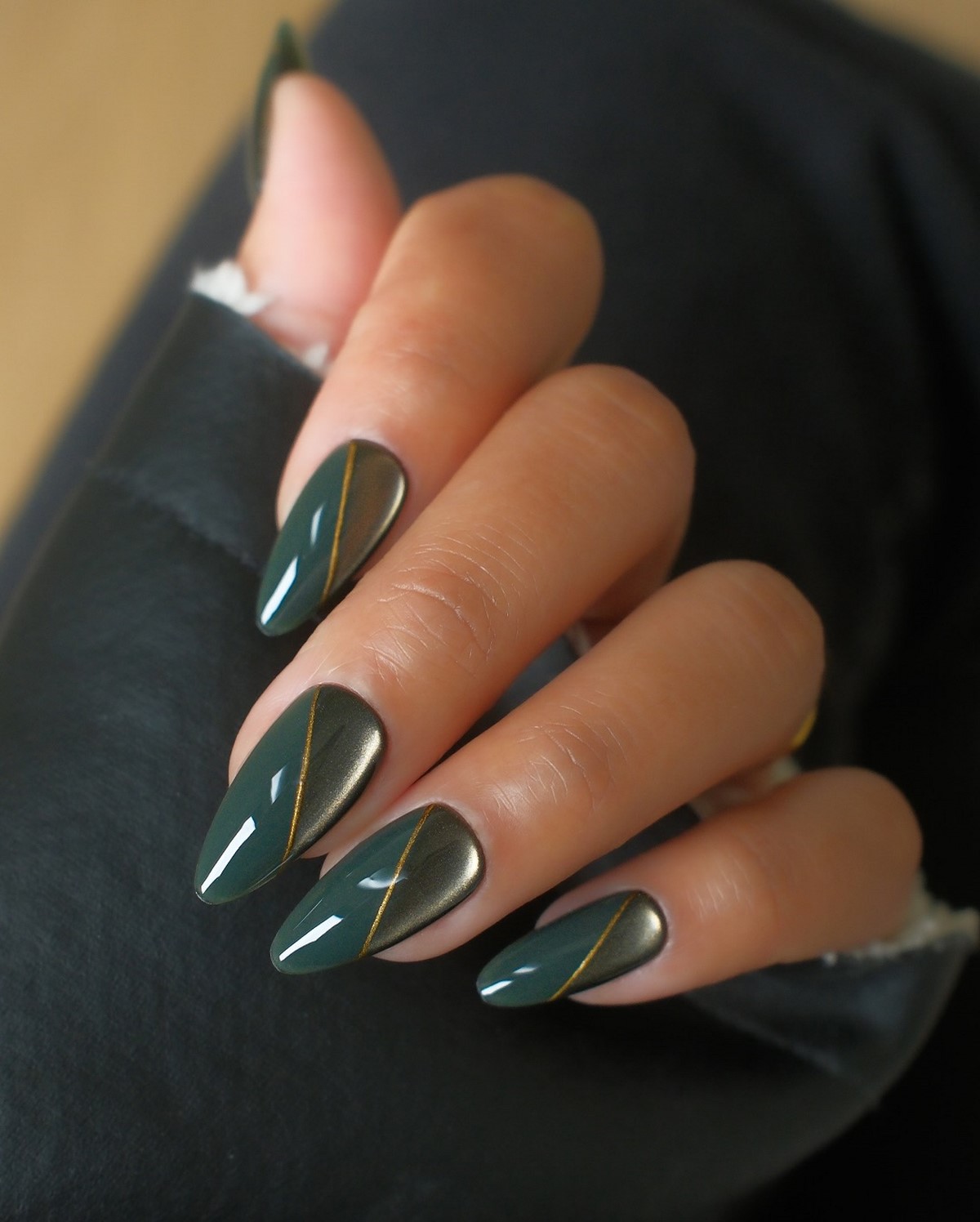 Темний манікюр лютого 2026 як головний акцент зими