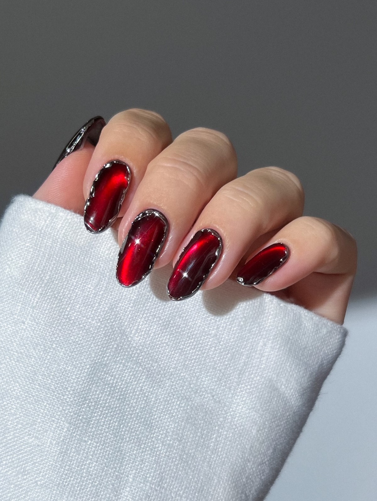 Темний манікюр лютого 2026 як головний акцент зими