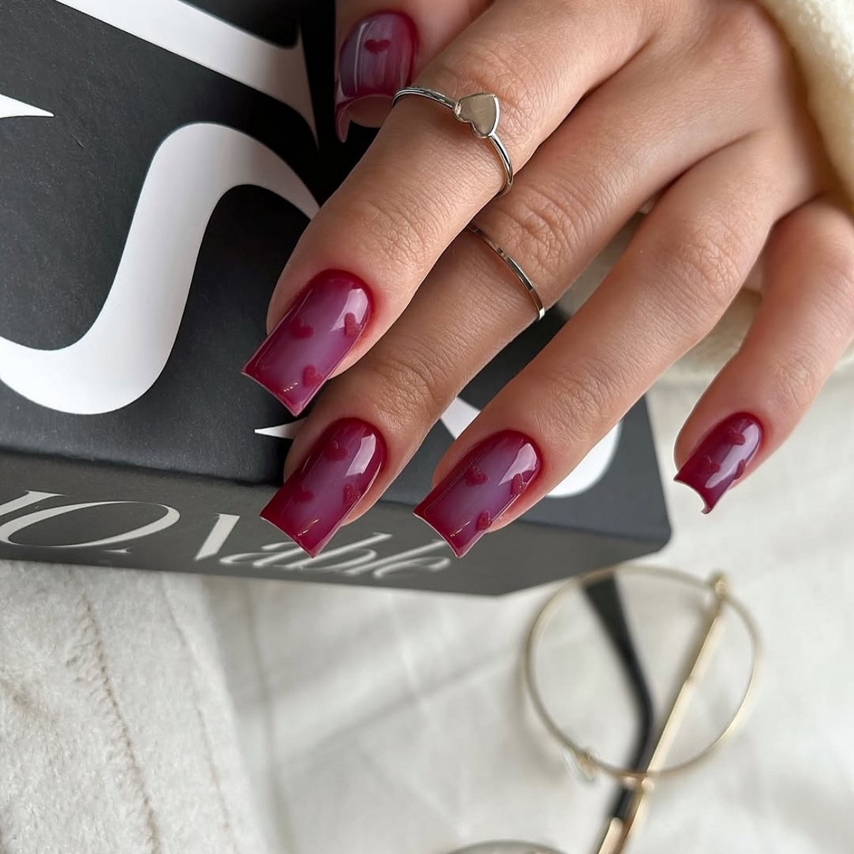 Темний манікюр лютого 2026 як головний акцент зими