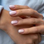 Утратонкий блакитний мікрофренч на короткі нігті з молочною основою