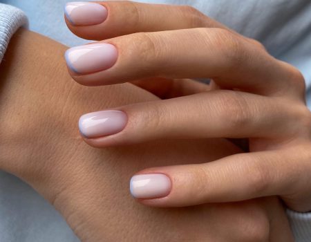 Утратонкий блакитний мікрофренч на короткі нігті з молочною основою