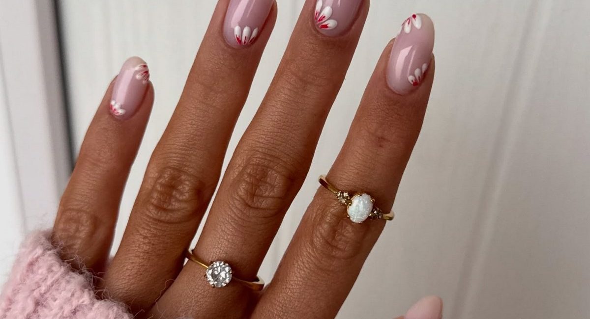 Напівпрозорі мигдальні нігті з квітами