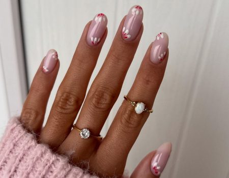 Напівпрозорі мигдальні нігті з квітами