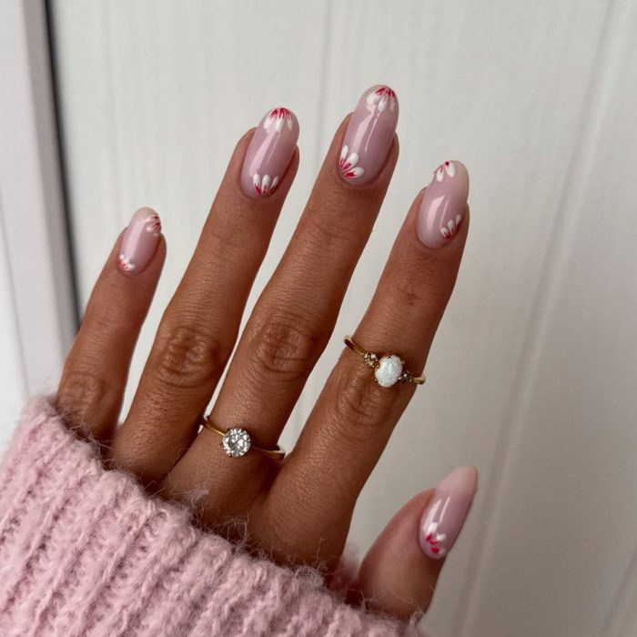 Напівпрозорі мигдальні нігті з квітами