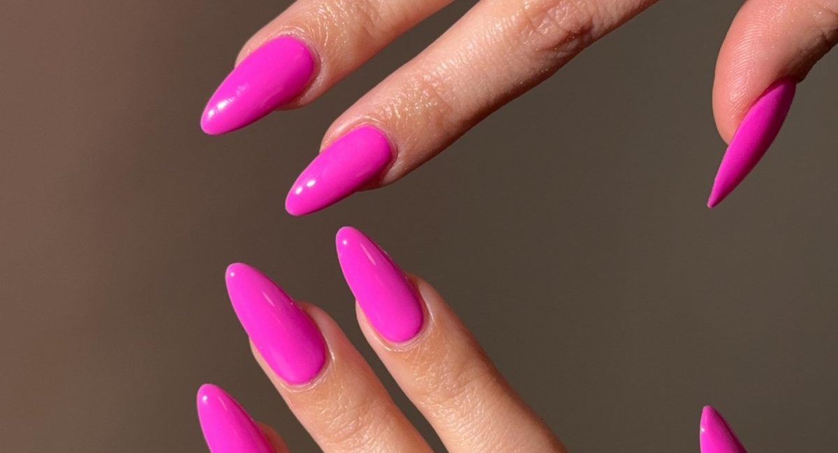 Яскравий рожевий манікюр на мигдальних нігтях