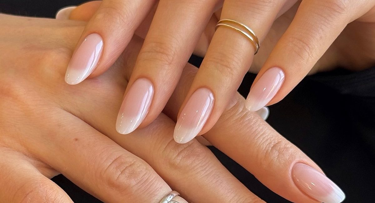 Цей світлий відтінок замінює нюд і виглядає дорожче Напівпрозорий мигдалеподібний манікюру молочному відтінку