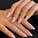 Напівпрозорий мигдалеподібний манікюру молочному відтінку