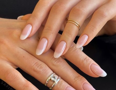 Напівпрозорий мигдалеподібний манікюру молочному відтінку