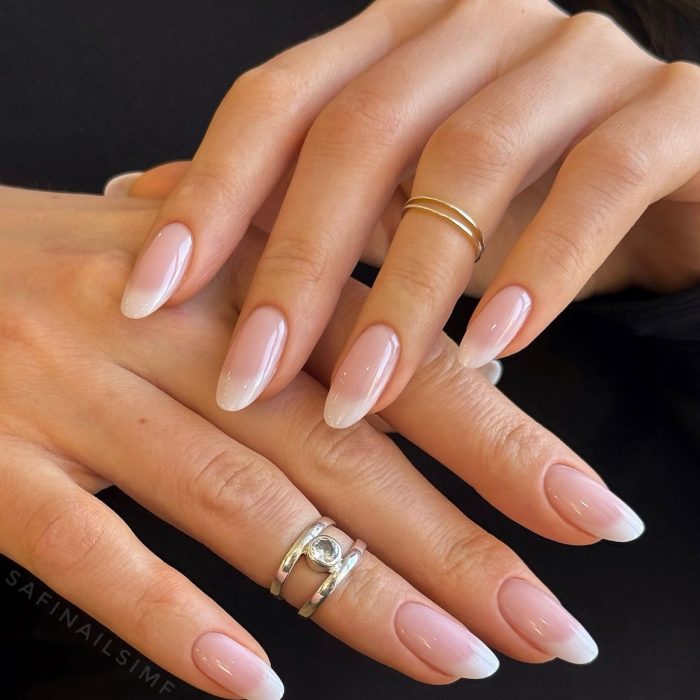 Цей світлий відтінок замінює нюд і виглядає дорожче Напівпрозорий мигдалеподібний манікюру молочному відтінку