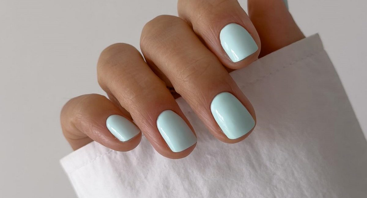 Пастель, яка не виглядає просто: тренд сезону Ультракороткі нігті у м'ятному кольорі