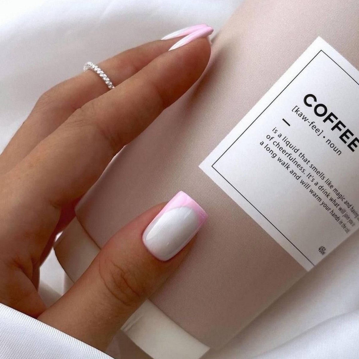 Після темної зими: манікюр, який освіжає руки з першого погляду