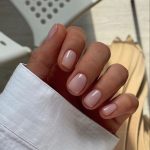 Доглянуті руки з природнім і ніжним покриттям на нігтях