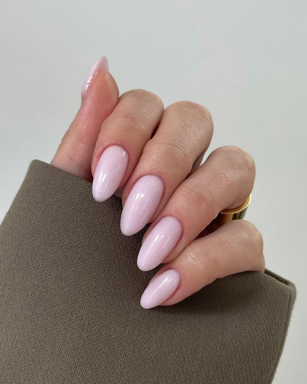 Після темної зими: манікюр, який освіжає руки з першого погляду