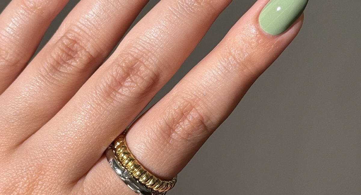Манікюр на березень 2026: 7 кольорів, які носять найчастіше