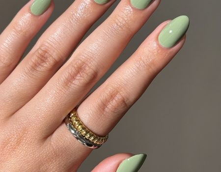 Манікюр на березень 2026: 7 кольорів, які носять найчастіше