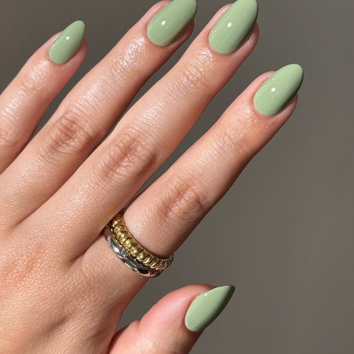 Манікюр на березень 2026: 7 кольорів, які носять найчастіше