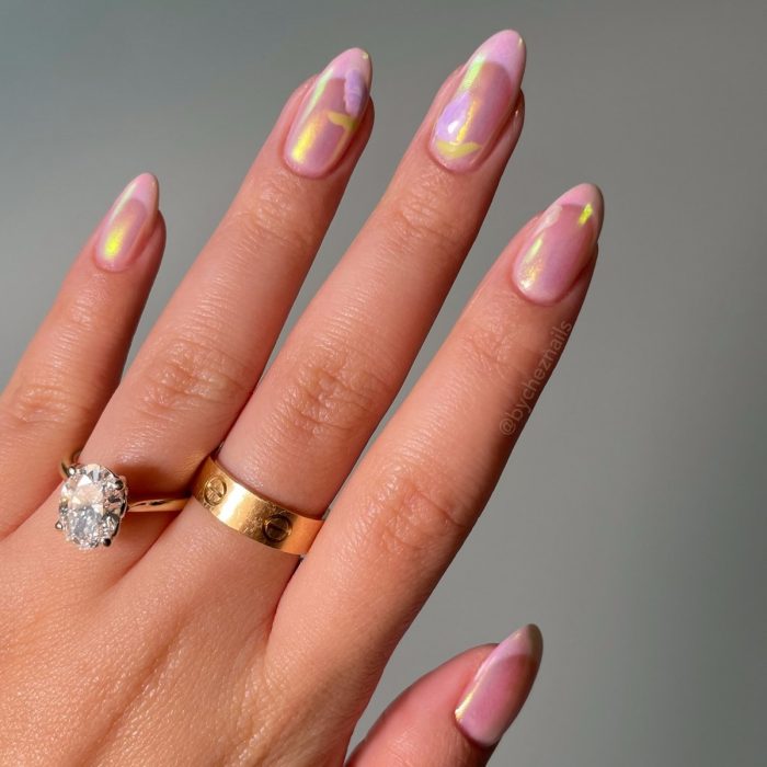 Манікюр на квітень: дорогі відтінки, що освіжають руки