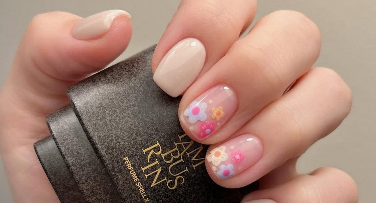Манікюр на початок весни 2026: міні-квіти на прозорій базі Манікюр на початок весни 2026: міні-квіти на прозорій базі