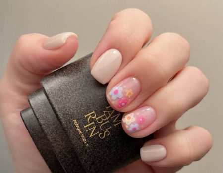 Манікюр на початок весни 2026: міні-квіти на прозорій базі