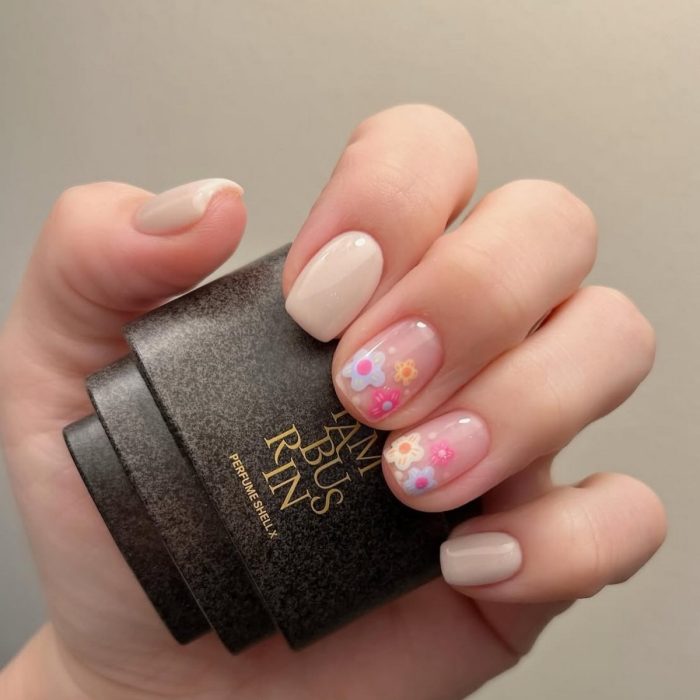 Манікюр на початок весни 2026: міні-квіти на прозорій базі