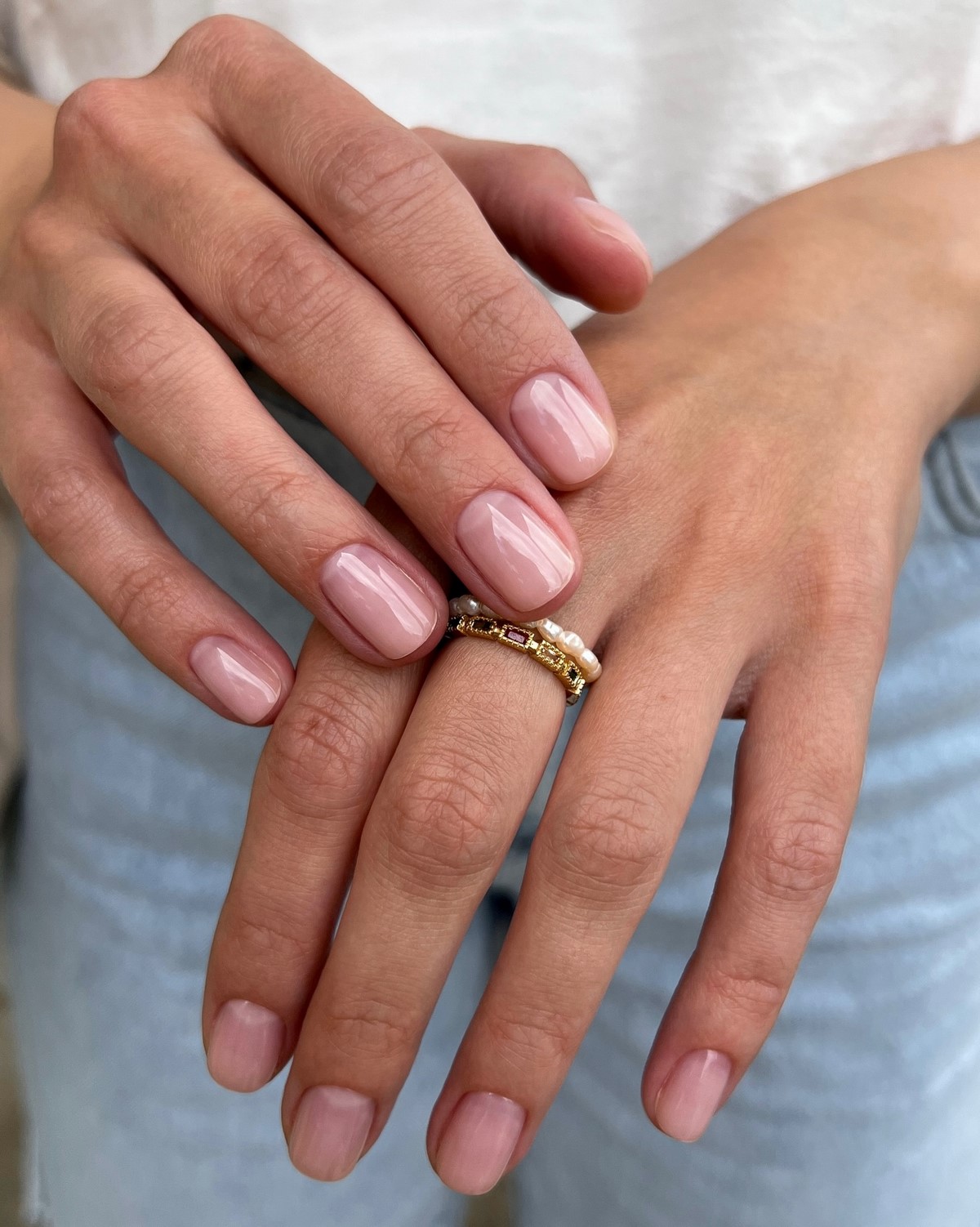 Манікюр на березень 2026: 7 кольорів, які носять найчастіше