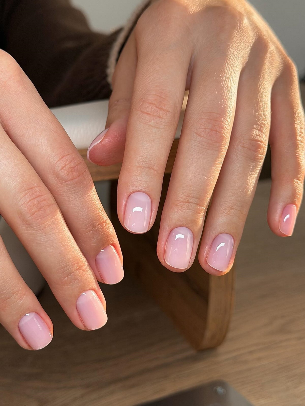 Манікюр на квітень: дорогі відтінки, що освіжають руки