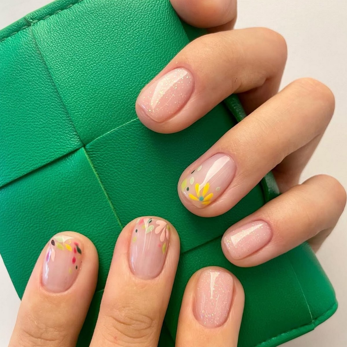 Манікюр на початок весни 2026: міні-квіти на прозорій базі