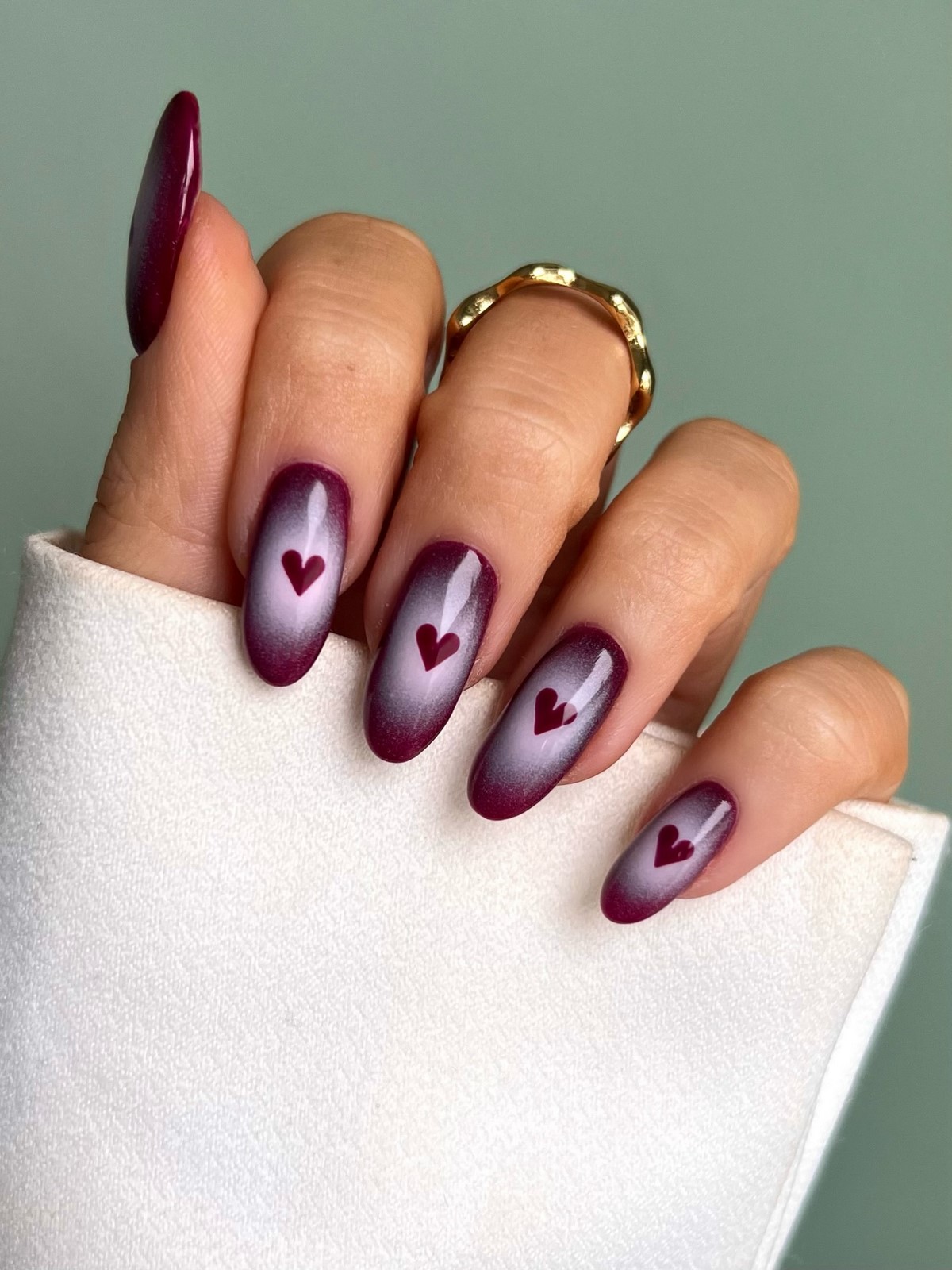 Темний манікюр весни 2026, який виглядає легше за нюд